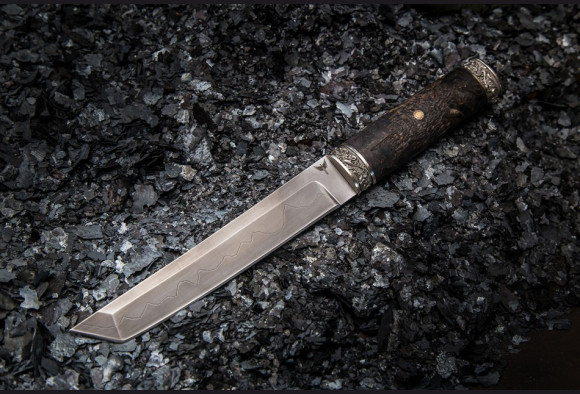 Нож самурай <span>(трехслойный ламинат, стабилизированная карельская береза, литье мельхиор, мозаичный пин, деревянные ножны)</span>