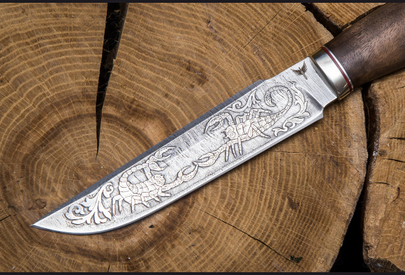 Нож Скорпион <span>(Дамаск 1200 слоев, корень ореха, художественное оформление клинка)</span> 