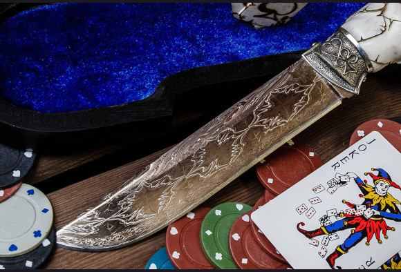 Нож Джокер Эксклюзив <span>(мозаичный дамаск никелированный, ручная резьба рог лося, литье мельхиор)</span>