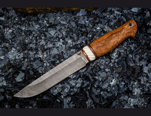 Нож Охотник (дамаск 1200 слоев, стабилизированная карельская береза, кость моржа, мозаичный пин под темляк)