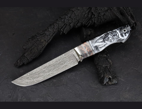 Нож Волчья тропа (Мозаичный дамаск, рог буйвола, карбон с бронзой, художественное оформление рукояти "скримшоу")