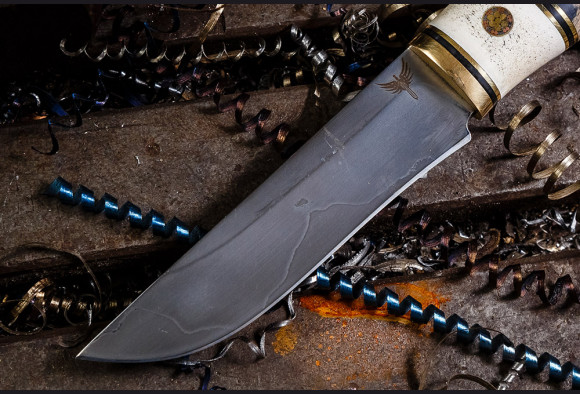 Нож Хищник <span>(трехслойный ламинат, синяя стаб. карельская береза, рог лося, мозаичный пин)</span>