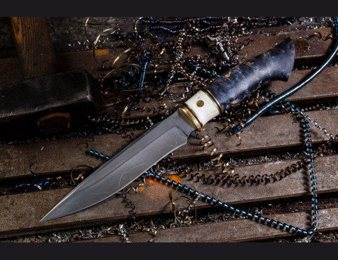 Нож Хищник (трехслойный ламинат, синяя стаб. карельская береза, рог лося, мозаичный пин)