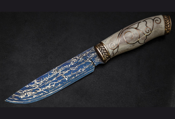 Нож Фрегат <span>(мозаичный дамаск никелированный, тонированный,рукоять рог лося инкрустация)</span>