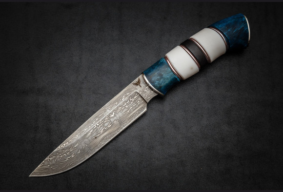  Нож Фрегат <span>(мозаичный дамаск, синяя стабилизированная карельская  береза, рог лося 2)</span>
