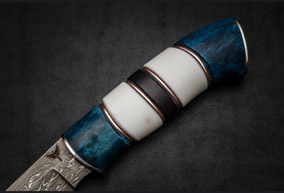  Нож Фрегат <span>(мозаичный дамаск, синяя стабилизированная карельская  береза, рог лося 2)</span>