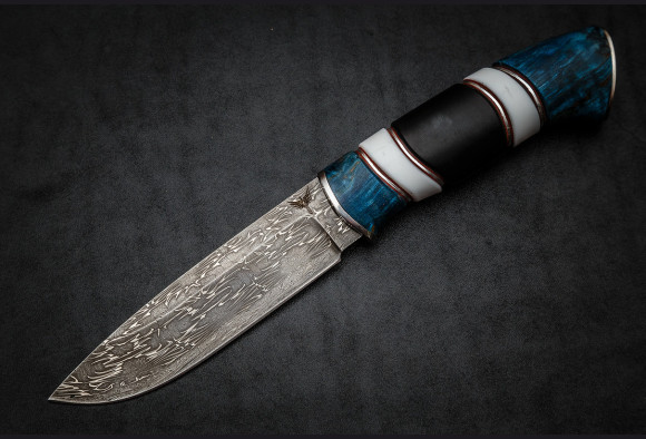 Нож Лань <span>(мозаичный дамаск, синяя стабилизированная карельская береза, рог лося)</span>