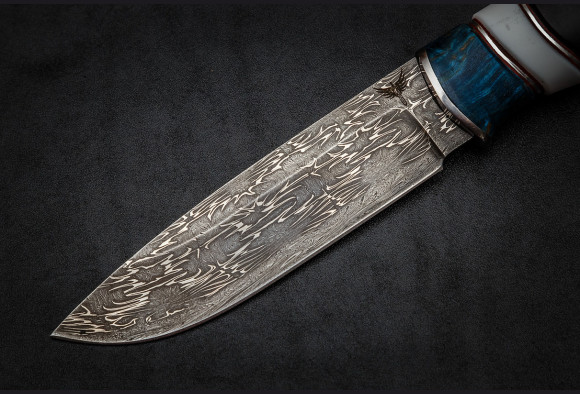 Нож Лань <span>(мозаичный дамаск, синяя стабилизированная карельская береза, рог лося)</span>