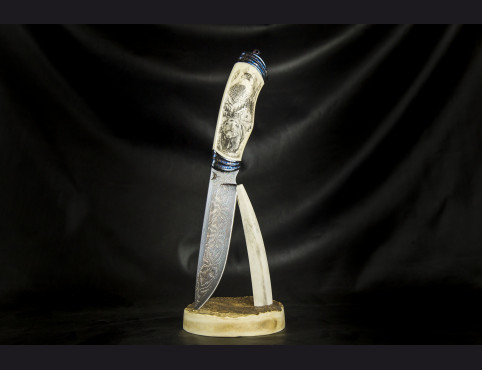 Авторский нож "Фрегат" (Мозаичный дамаск с никелем, рукоять клык моржа, больстер мозайка) художественное оформление рукояти скримшоу, сцена "Тайга".