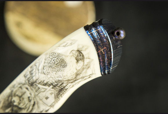 Авторский нож "Фрегат" <span>(Мозаичный дамаск с никелем, рукоять клык моржа, больстер мозайка)</span> художественное оформление рукояти скримшоу, сцена "Тайга".