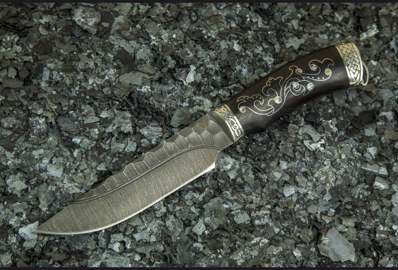 Нож Гюрза <span>(Дамаск 1200 слоев, мореный граб, литье мельхиор)</span> долы камень, инкрустация перламутром.