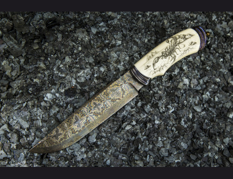 Авторский нож Скорпион (Мозаичный дамаск с никелем, рукоять клык моржа, больстер мозайка) художественное оформление рукояти "скримшоу"