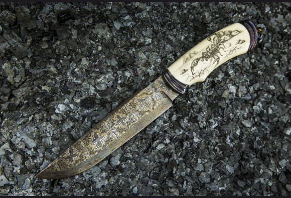 Авторский нож Скорпион <span>(Мозаичный дамаск с никелем, рукоять клык моржа, больстер мозайка)</span> художественное оформление рукояти "скримшоу"
