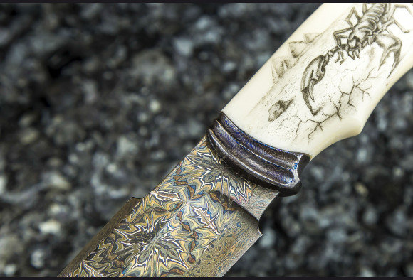 Авторский нож Скорпион <span>(Мозаичный дамаск с никелем, рукоять клык моржа, больстер мозайка)</span> художественное оформление рукояти "скримшоу"