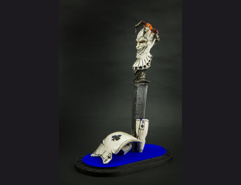 Коллекционная авторская настольная композиция «Джокер 2» (мозаичный дамаск с никелем, трехмерная резная рукоять, скримшоу)стойка под нож+кейс.
