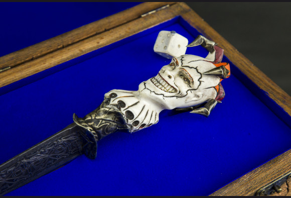 Коллекционная авторская настольная композиция «Джокер 2» <span>(мозаичный дамаск с никелем, трехмерная резная рукоять, скримшоу)</span>стойка под нож+кейс.
