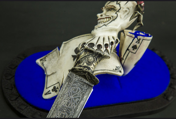 Коллекционная авторская настольная композиция «Джокер 2» <span>(мозаичный дамаск с никелем, трехмерная резная рукоять, скримшоу)</span>стойка под нож+кейс.