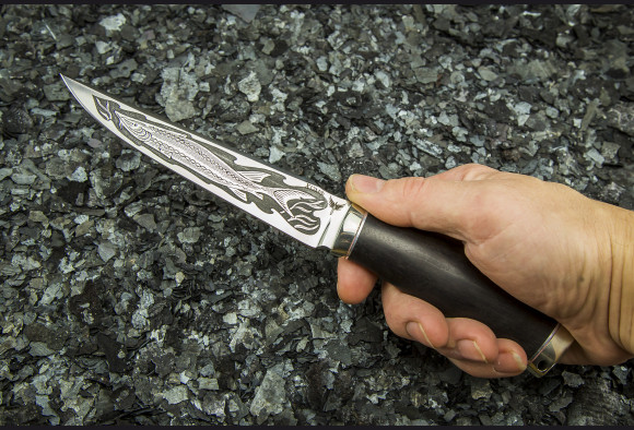 Нож Рыбак 1 <span>(х12мф, мореный граб, мельхиор)</span> художественное оформление клинка