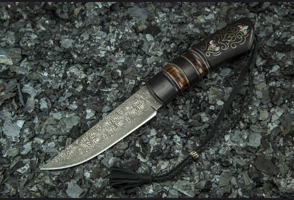 Авторский нож Феникс <span>(Мозаичный дамаск с никелем, мореный граб, вставки айронвуд)</span> инкрустация перламутром 