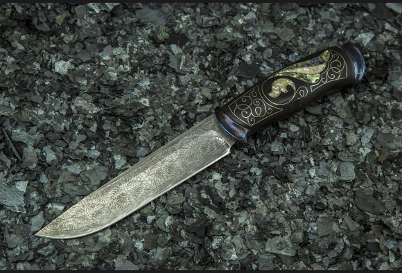Авторский нож Охотник <span>(Мозаичный дамаск с никелем, мореный граб)</span> инкрустация перламутром