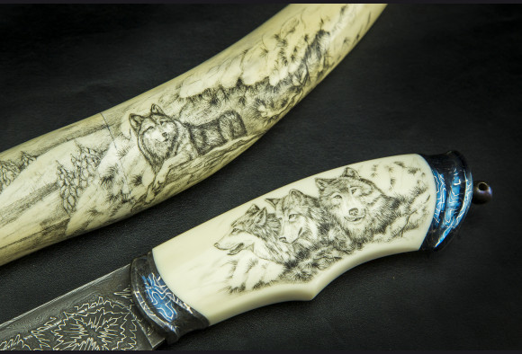 Авторский нож Волчья стая <span>(мозаичный дамаск с никелем, клык моржа, больстры мозайка)</span> скримшоу