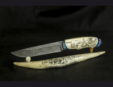Авторский нож Медвежья тропа (мозаичный дамаск с никелем, клык моржа, больстры мозайка) скримшоу