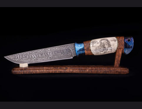 Авторский нож "Львиное сердце" (мозаичный дамаск с никелем, кость моржа, больстер мозайка) скримшоу с 2-х сторон.
