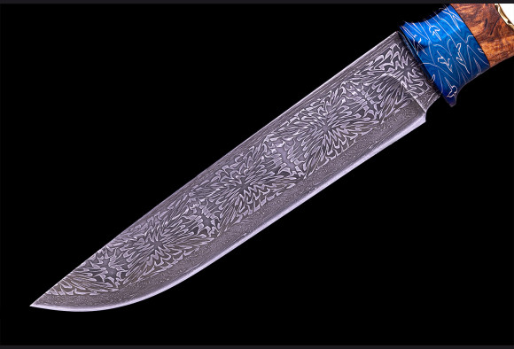 Авторский нож "Львиное сердце" <span>(мозаичный дамаск с никелем, кость моржа, больстер мозайка)</span> скримшоу с 2-х сторон.