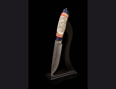 Авторский нож Волчья стая 2 (мозаичный дамаск с никелем, клык моржа, стабилизированный зуб маманта, больстры мозайка) скримшоу с двух сторон.