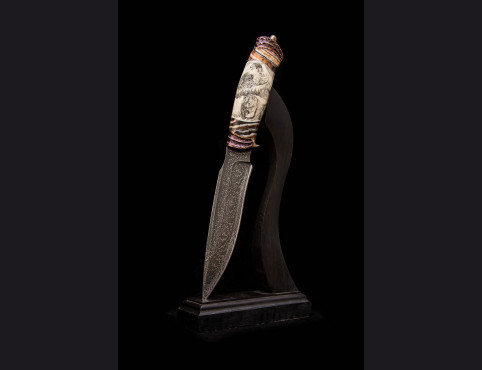 Авторский нож Хищник (мозаичный дамаск с никелем, клык моржа, стабилизированный зуб маманта, больстры мозайка) скримшоу с двух сторон.