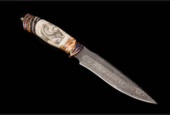 Авторский нож Хищник <span>(мозаичный дамаск с никелем, клык моржа, стабилизированный зуб маманта, больстры мозайка)</span> скримшоу с двух сторон.