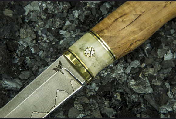 Нож Грибник <span>(трехслойный ламинат, светлая стаб. карельская береза, рог лося, мозаичный пин)</span>