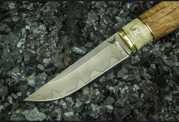 Нож Грибник <span>(трехслойный ламинат, светлая стаб. карельская береза, рог лося, мозаичный пин)</span>